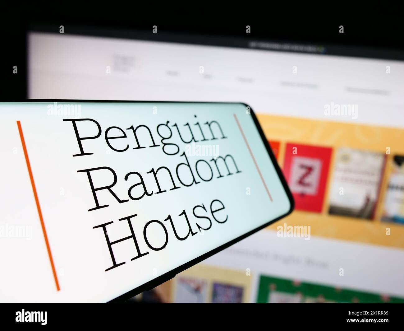 Téléphone portable avec le logo de la société d'édition américaine Penguin Random House devant le site Web de l'entreprise. Focus à gauche de l'écran du téléphone. Banque D'Images