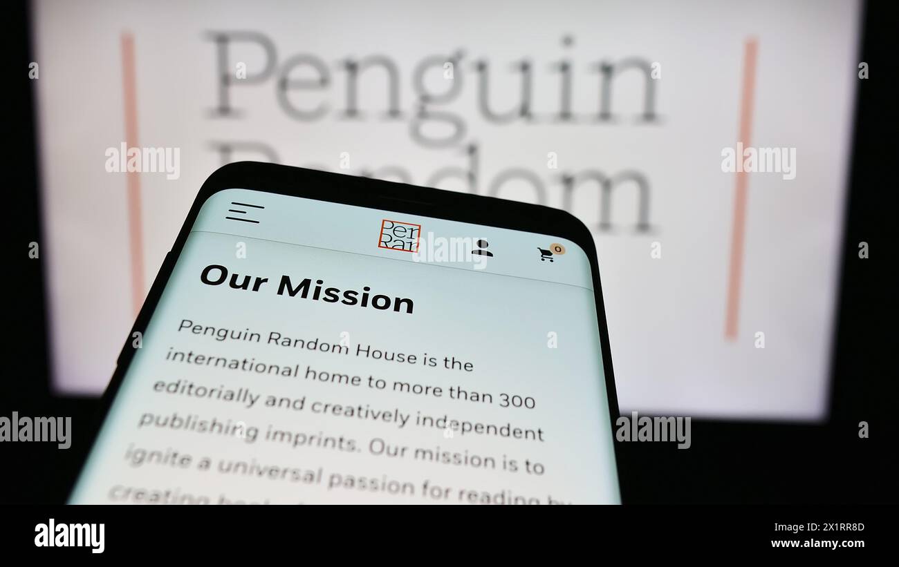 Smartphone avec site Web de la société d'édition américaine Penguin Random House devant le logo de l'entreprise. Concentrez-vous sur le coin supérieur gauche de l'écran du téléphone. Banque D'Images