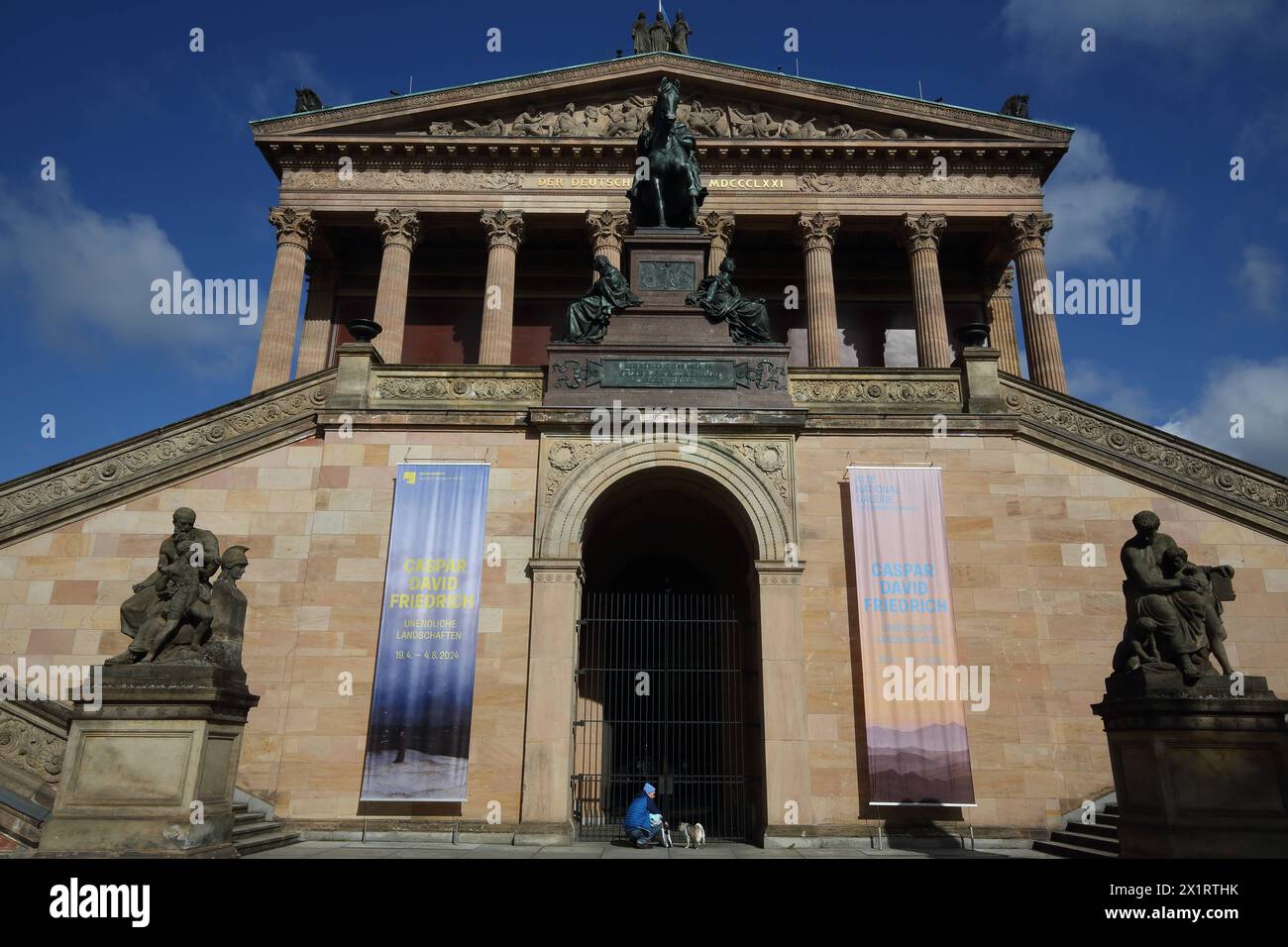 Ausstellung Caspar David Friedrich. Unendliche Landschaften in der Alten Nationalgalerie auf der Museumsinsel in Berlin Foto vom 17.04.2024. Anlaesslich des 250. Geburtstages von Caspar David Friedrich 17741840 zeigt die Alte Nationalgalerie in Kooperation mit dem Kupferstichkabinett der Staatlichen Museen zu Berlin erstmals eine grosse Ausstellung zum Werk des bedeutendsten Malers der deutschen Romantik. Ueber 60 Gemaelde und 50 Zeichnungen Friedrichs aus dem in- und Ausland sind zu sehen. Siehe epd-meldung vom 17.04.2024 ACHTUNG : VEROEFFENTLICHUNG DES FOTOS NUR Im ZUSAMMENHANG mit BERICHTERS Banque D'Images