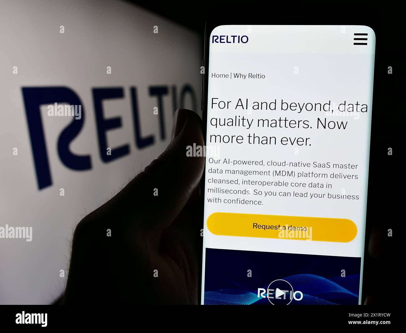 Personne tenant le téléphone portable avec la page Web de la société américaine de logiciels Reltio Inc devant le logo de l'entreprise. Concentrez-vous sur le centre de l'écran du téléphone. Banque D'Images