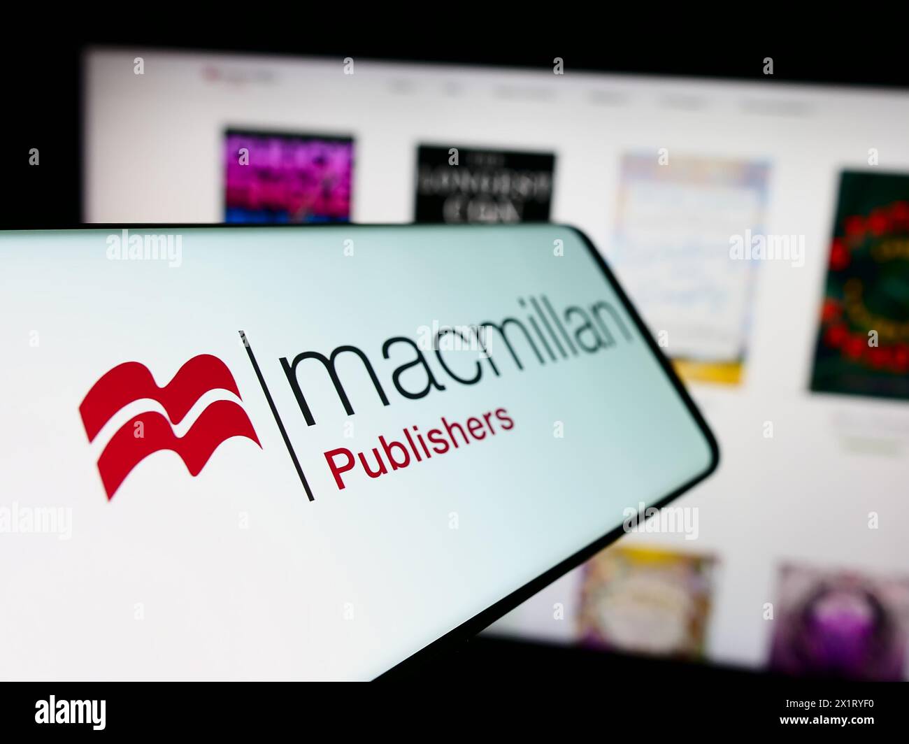 Smartphone avec logo de la société d'édition britannique Macmillan Publishers devant le site Web de l'entreprise. Focus à gauche de l'écran du téléphone. Banque D'Images