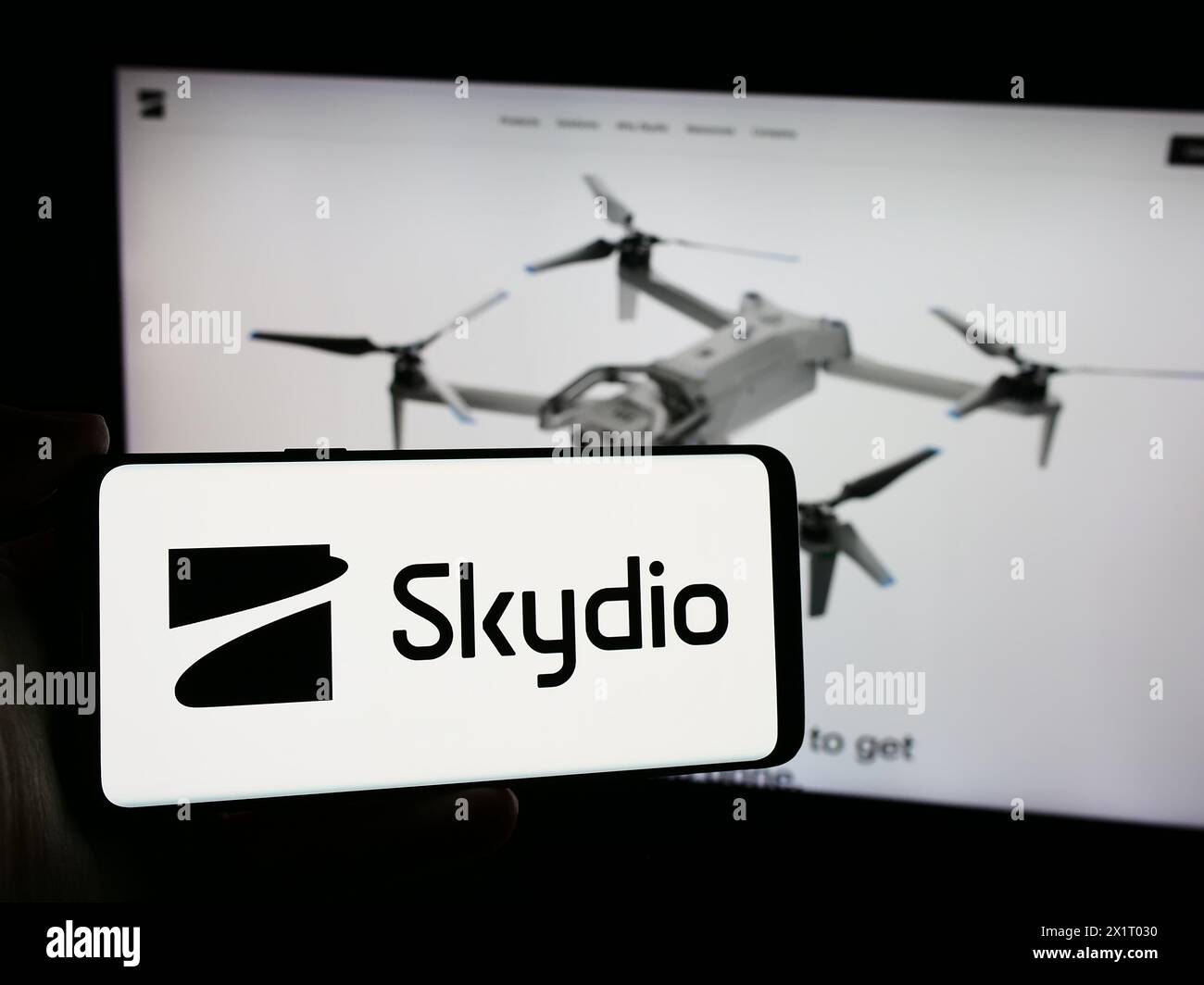 Personne tenant le téléphone portable avec le logo de la société américaine de fabrication de drones Skydio Inc devant la page Web de l'entreprise. Concentrez-vous sur l'affichage du téléphone. Banque D'Images