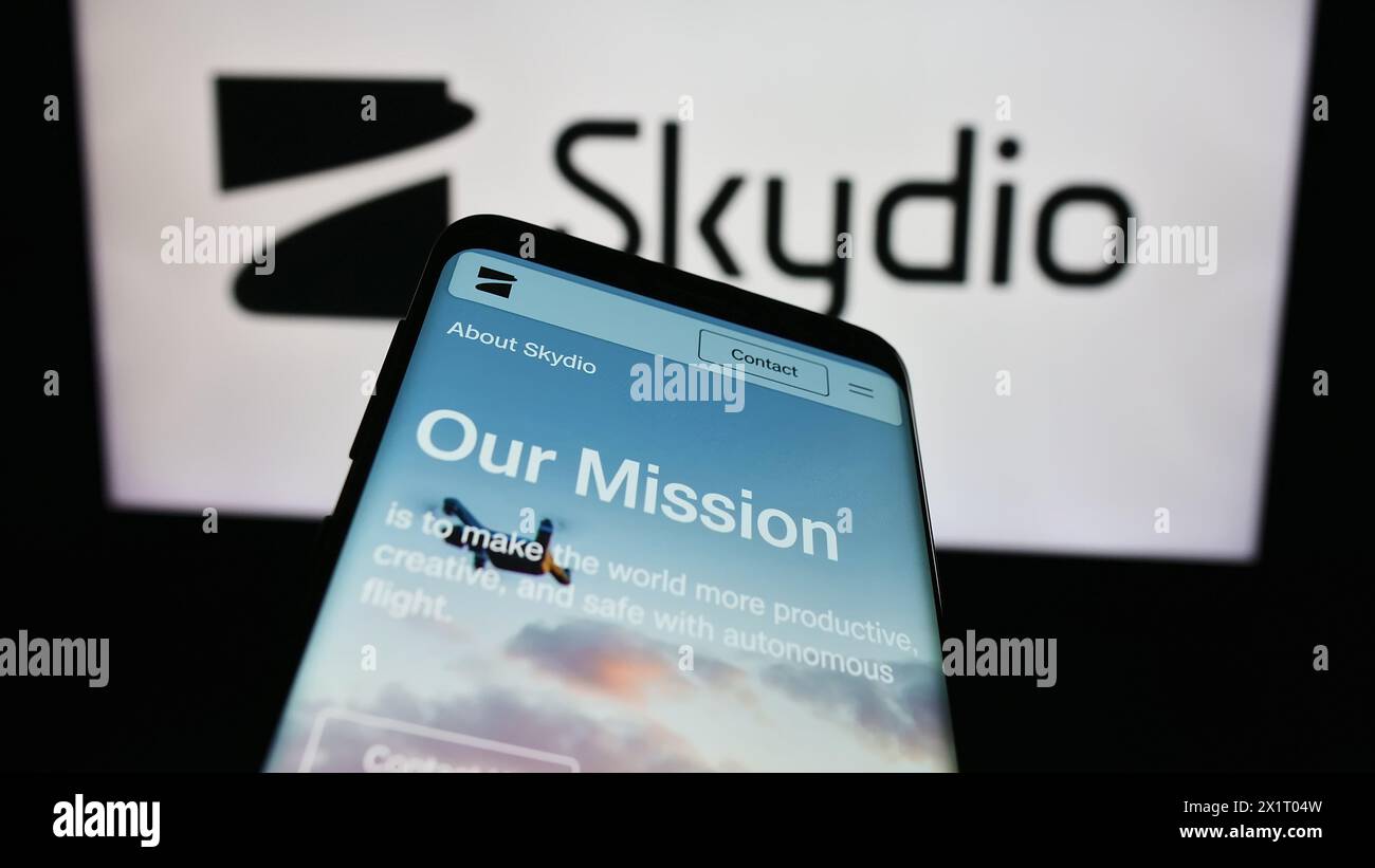 Smartphone avec le site Web de la société américaine de fabrication de drones Skydio Inc devant le logo de l'entreprise. Concentrez-vous sur le coin supérieur gauche de l'écran du téléphone. Banque D'Images