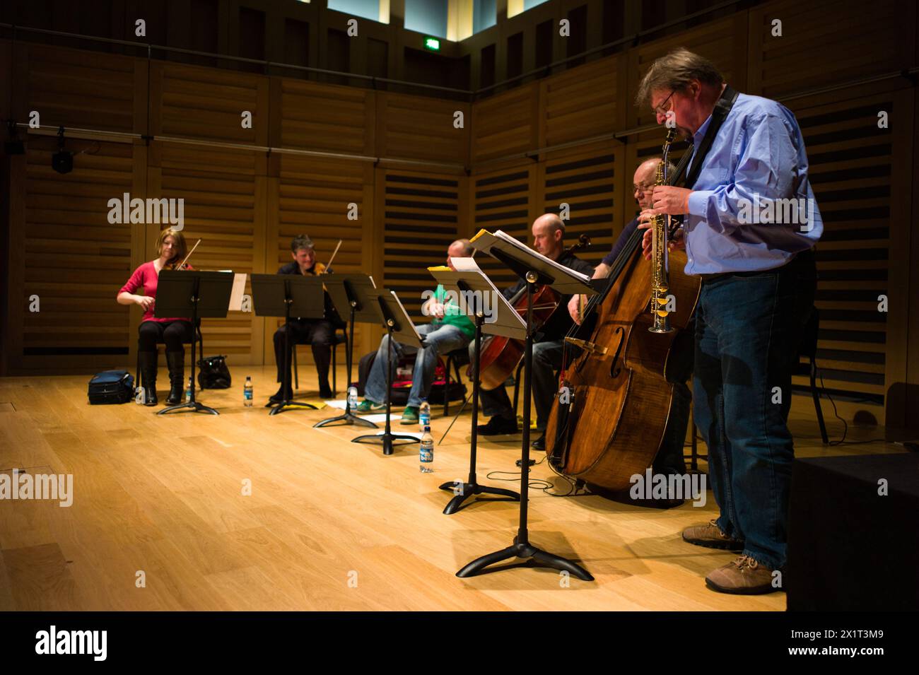 Une archive des images de contrôle du son et de performance de musiciens de jazz au Royaume-Uni et en Europe Banque D'Images