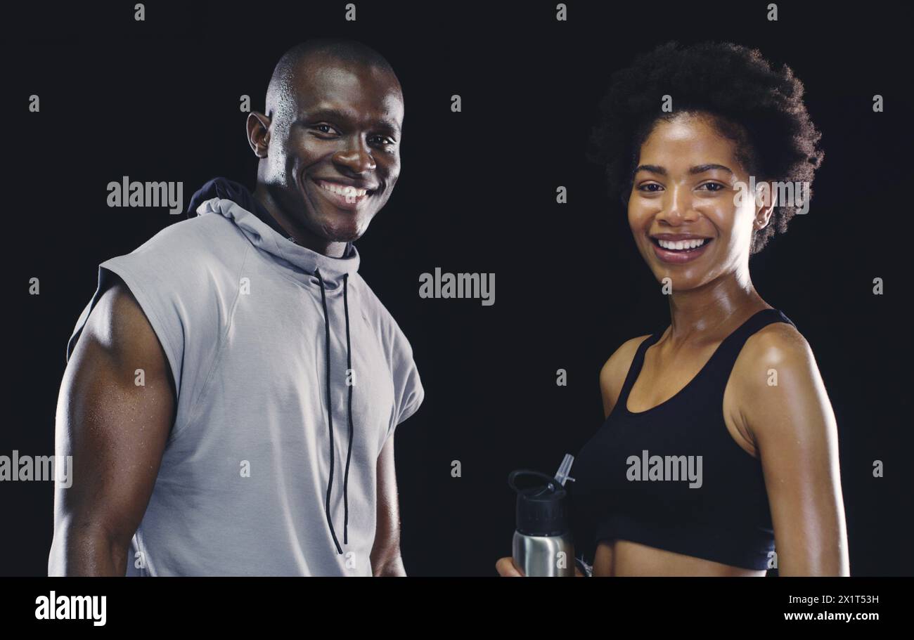 Personnes noires, portrait et athlète sportif avec entraîneur personnel ou transpiration, fond sombre ou coaching. Homme, femme et visage ou formation ensemble pour Banque D'Images
