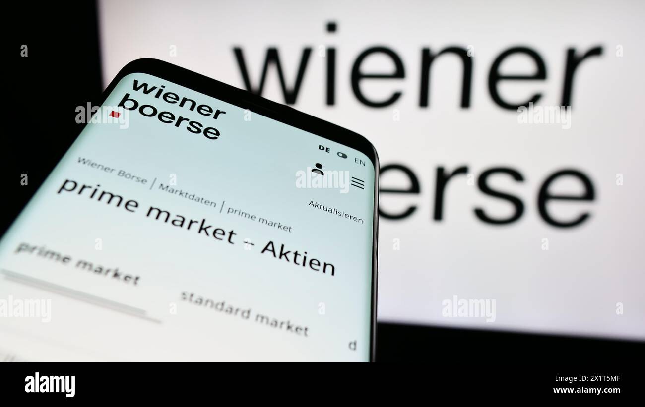 Téléphone portable avec le site de la société boursière autrichienne Wiener Börse AG devant le logo de l'entreprise. Concentrez-vous sur le coin supérieur gauche de l'écran du téléphone. Banque D'Images