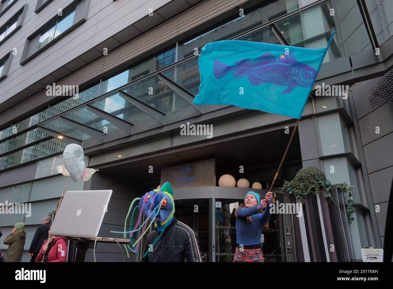 Ocean Rebellion (OR) organise un concert de protestation contre un sommet minier en haute mer au Hilton de Canary Wharf, soulignant ses effets néfastes sur la vie marine. L'exploitation minière en haute mer, qui consiste à extraire des «nodules de manganèse» des fonds marins pour les utiliser dans des technologies vertes, est considérée comme causant des dommages importants à l'environnement. Il prive les fonds marins de toute vie, libère des panaches de sédiments et crée du bruit qui désoriente les animaux marins. La pollution sonore causée par l'exploitation minière en haute mer est des centaines de fois plus forte qu'un lancement de fusée spatiale. Un permis d'exploitation minière en haute mer dépouillerait un fond marin d'un tiers de la taille de Belgiu Banque D'Images