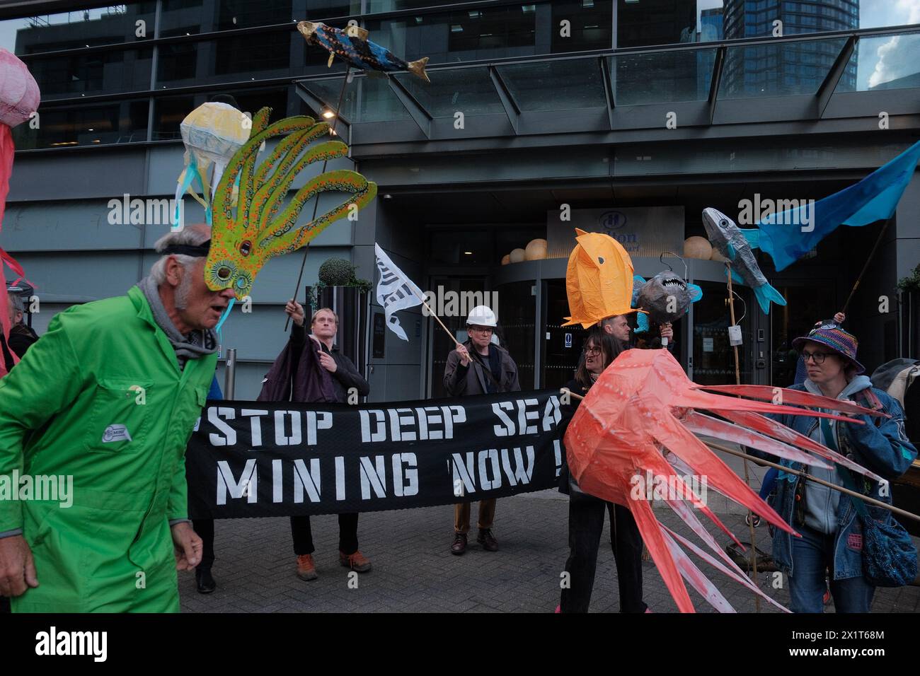 Ocean Rebellion (OR) organise un concert de protestation contre un sommet minier en haute mer au Hilton de Canary Wharf, soulignant ses effets néfastes sur la vie marine. L'exploitation minière en haute mer, qui consiste à extraire des «nodules de manganèse» des fonds marins pour les utiliser dans des technologies vertes, est considérée comme causant des dommages importants à l'environnement. Il prive les fonds marins de toute vie, libère des panaches de sédiments et crée du bruit qui désoriente les animaux marins. La pollution sonore causée par l'exploitation minière en haute mer est des centaines de fois plus forte qu'un lancement de fusée spatiale. Un permis d'exploitation minière en haute mer dépouillerait un fond marin d'un tiers de la taille de Belgiu Banque D'Images