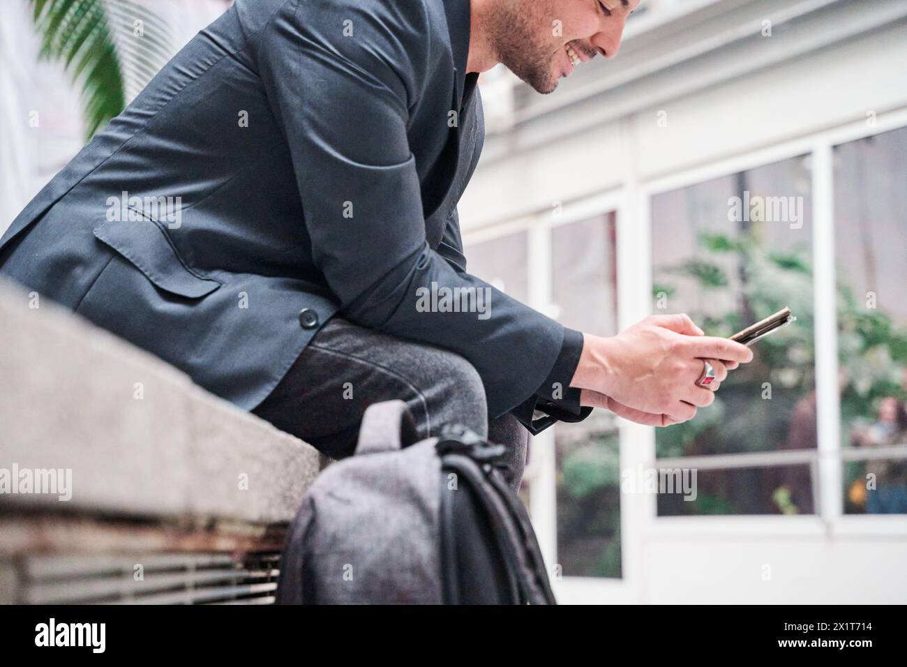 Gros plan mains masculines avec smartphone, à l'extérieur. Homme d'affaires tape des messages texte sur le téléphone mobile. Concept de connexion. Banque D'Images
