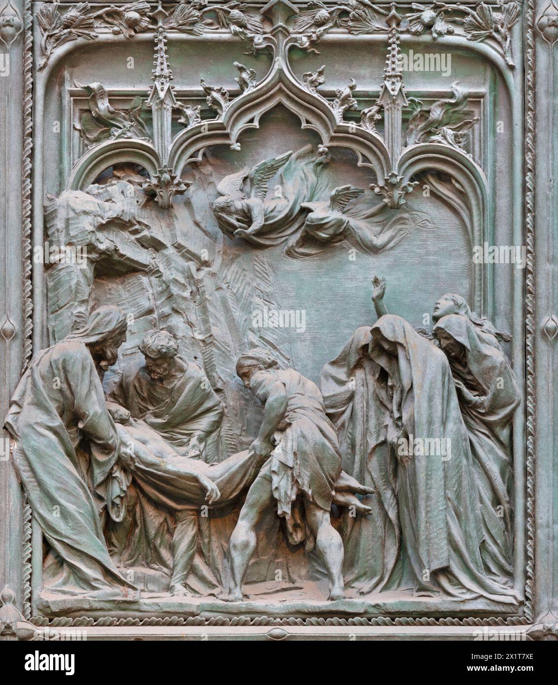MILAN, ITALIE - 16 SEPTEMBRE 2024 : détail de la porte principale en bronze de la cathédrale - enterrement de Jésus dans le temple - par Ludovico Pogliaghi (1906) Banque D'Images