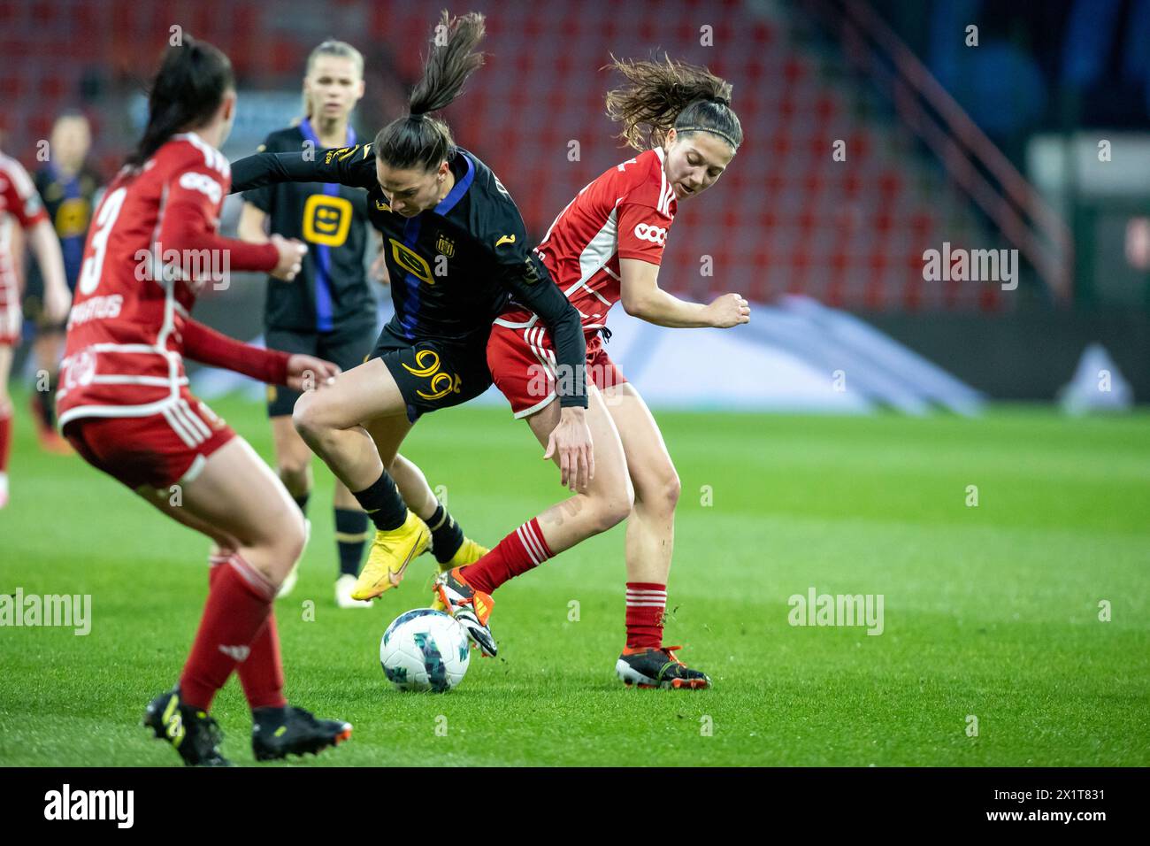 Liège, Belgique. 16 avril 2024. Laura Miller (6) de Standard dans un duel avec Amélie Delabre (99) d'Anderlecht photographiée lors d'un match de football féminin entre Standard Femina de Liege et RSC Anderlecht Women le 4ème jour de match dans les play offs de la saison 2023 - 2024 dans la Super League belge des femmes du Lotto, le mercredi 16 avril 2024 à Liège, BELGIQUE . Crédit : Sportpix/Alamy Live News Banque D'Images