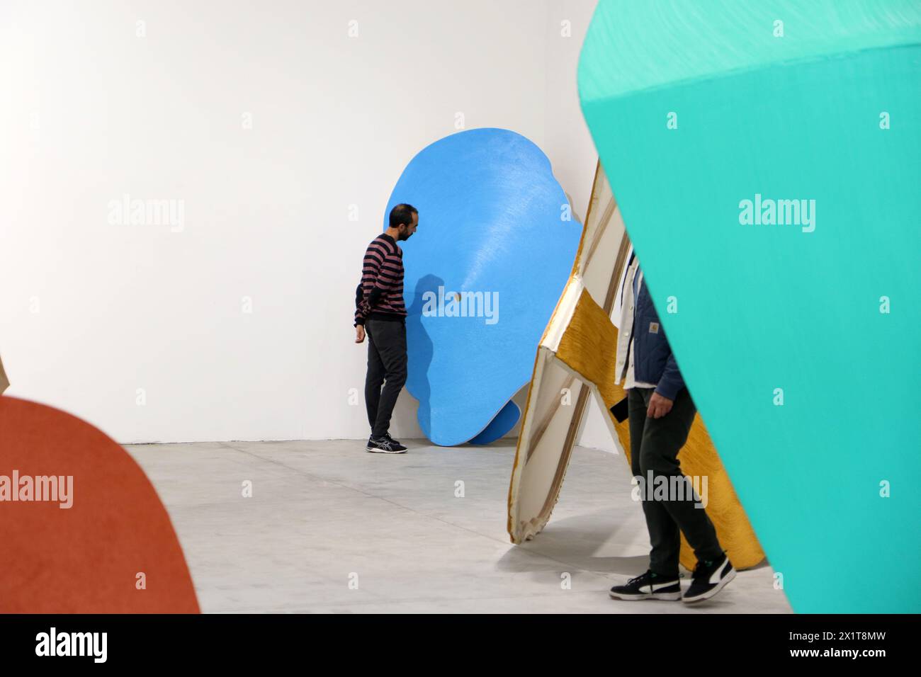 Italie, Venise, 17 avril 2024 : un visiteur voit "O jour et nuit, mais c'est merveilleux étranger et donc comme un étranger donnez-lui la bienvenue", par Amanda Ziemele au Pavillon letton à Arsenale lors d'une journée de presse à la 60ème Biennale d'art de Venise à Venise le 17 avril 2024. La 60e exposition internationale d'art sera ouverte au public du 20 avril au 24 novembre et sera intitulée 'Strangers Everywhere'. Venise, Italie photo © Ottavia Da Re/Sintesi/Alamy Live News Banque D'Images