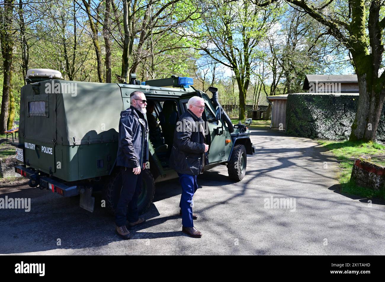 Munster, Allemagne. 18 avril 2024. Le président fédéral Frank-Walter Steinmeier (R) visite l'exercice National Guardian à l'école de formation des chars sur la zone d'entraînement militaire de Munster et se tient à côté d'un véhicule de la police militaire. Crédit : Philipp Schulze/dpa/Alamy Live News Banque D'Images