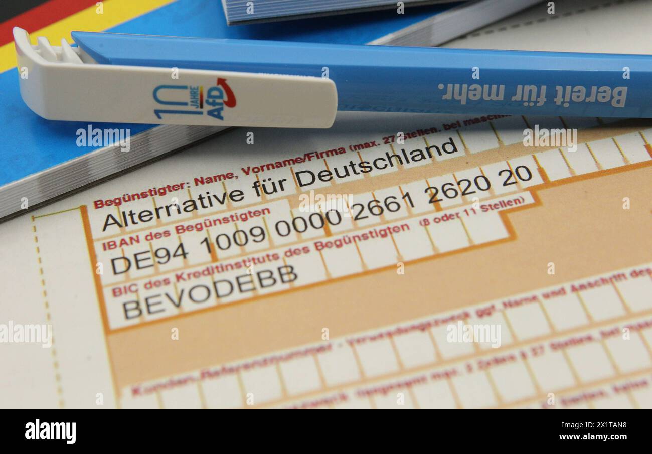 Ein SEPA-Überweisungsformular mit einer Spende an die Partei Alternative für Deutschland AFD liegt auf einem Schreibtisch. Symbolbild/Symbolfoto. Schnelsen Hambourg *** Un formulaire de transfert SEPA avec un don à l'Alternative for Germany AFD Party se trouve sur un bureau image symbole photo symbole Schnelsen Hambourg Banque D'Images