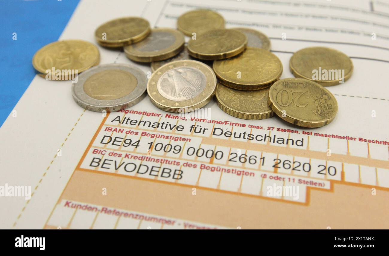 Ein SEPA-Überweisungsformular mit einer Spende an die Partei Alternative für Deutschland AFD liegt auf einem Schreibtisch. Symbolbild/Symbolfoto. Schnelsen Hambourg *** Un formulaire de transfert SEPA avec un don à l'Alternative for Germany AFD Party se trouve sur un bureau image symbole photo symbole Schnelsen Hambourg Banque D'Images