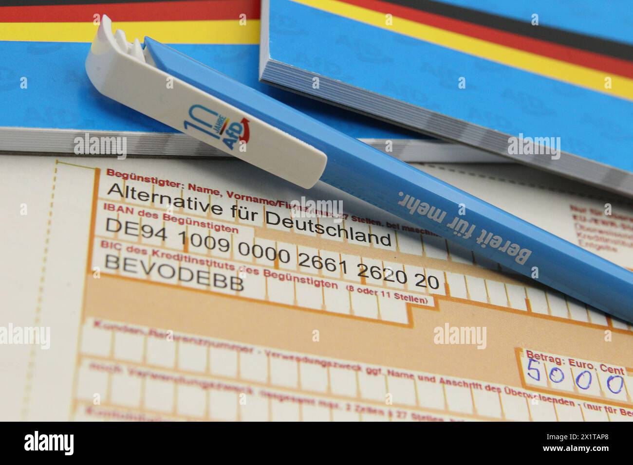 Ein SEPA-Überweisungsformular mit einer Spende an die Partei Alternative für Deutschland AFD liegt auf einem Schreibtisch. Symbolbild/Symbolfoto. Schnelsen Hambourg *** Un formulaire de transfert SEPA avec un don à l'Alternative for Germany AFD Party se trouve sur un bureau image symbole photo symbole Schnelsen Hambourg Banque D'Images
