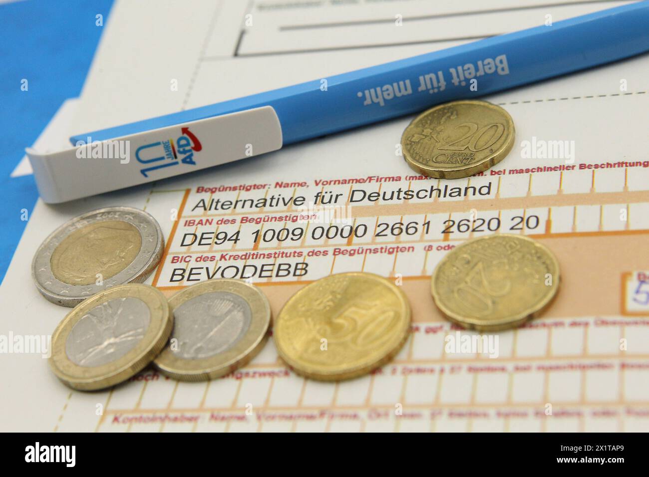 Ein SEPA-Überweisungsformular mit einer Spende an die Partei Alternative für Deutschland AFD liegt auf einem Schreibtisch. Symbolbild/Symbolfoto. Schnelsen Hambourg *** Un formulaire de transfert SEPA avec un don à l'Alternative for Germany AFD Party se trouve sur un bureau image symbole photo symbole Schnelsen Hambourg Banque D'Images