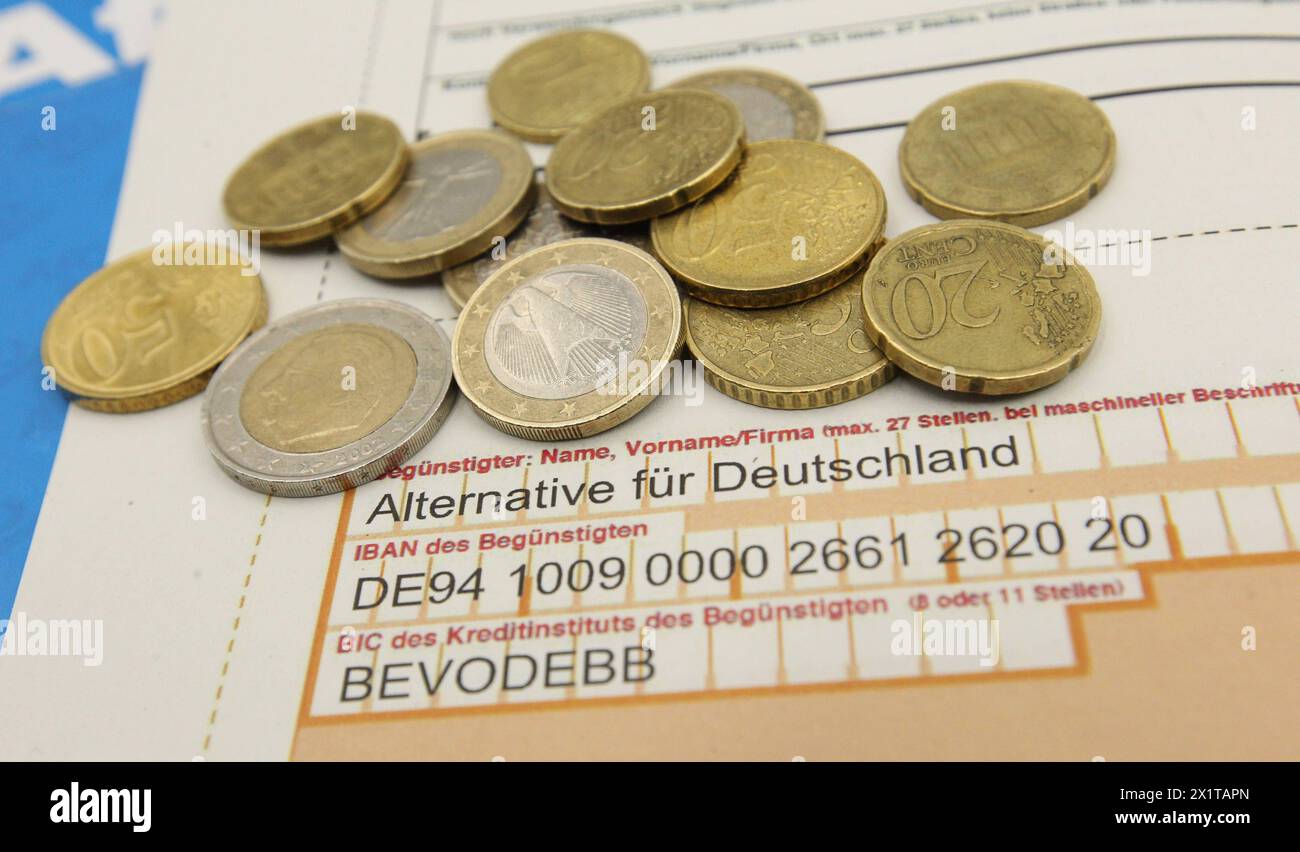 Ein SEPA-Überweisungsformular mit einer Spende an die Partei Alternative für Deutschland AFD liegt auf einem Schreibtisch. Symbolbild/Symbolfoto. Schnelsen Hambourg *** Un formulaire de transfert SEPA avec un don à l'Alternative for Germany AFD Party se trouve sur un bureau image symbole photo symbole Schnelsen Hambourg Banque D'Images