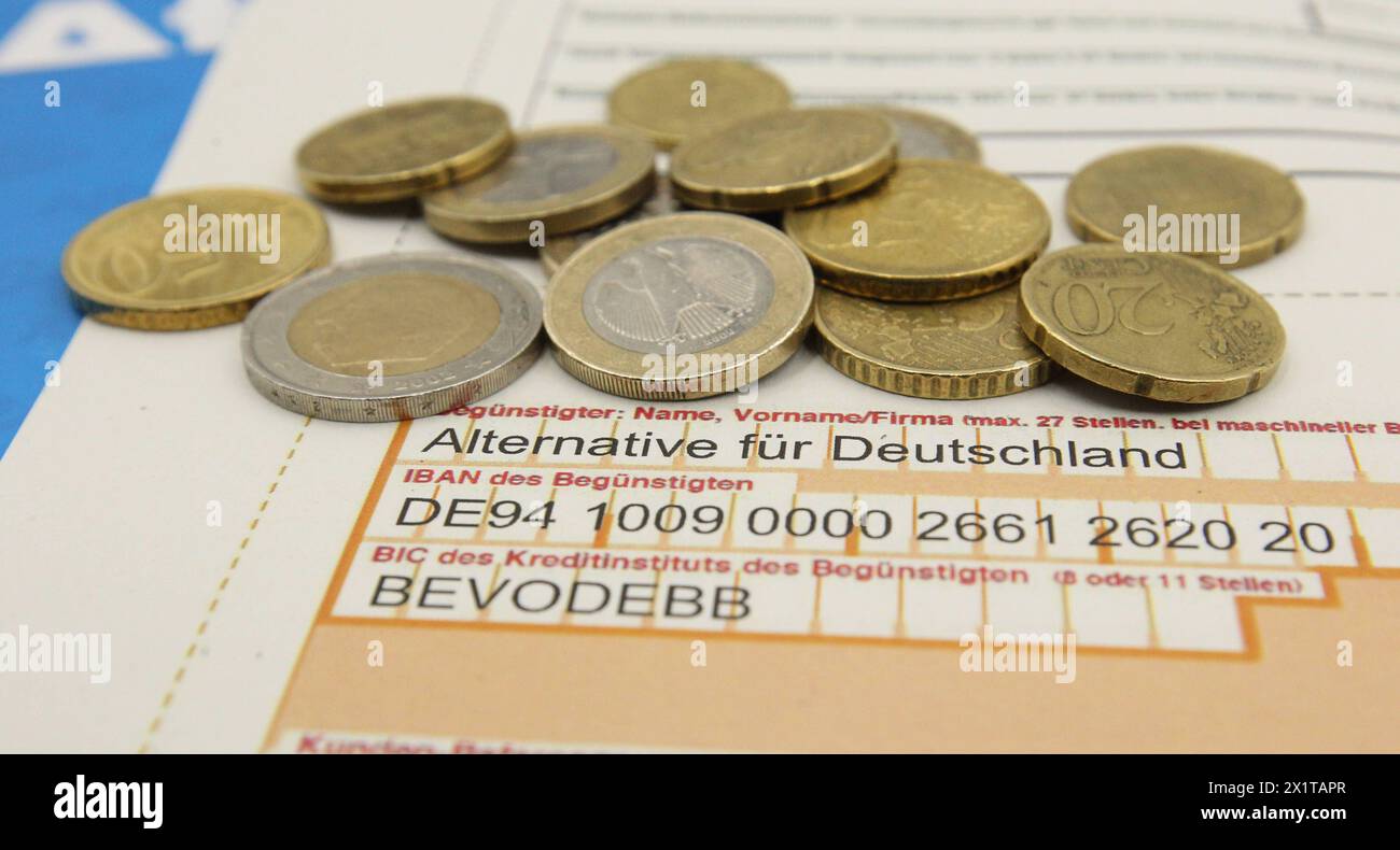 Ein SEPA-Überweisungsformular mit einer Spende an die Partei Alternative für Deutschland AFD liegt auf einem Schreibtisch. Symbolbild/Symbolfoto. Schnelsen Hambourg *** Un formulaire de transfert SEPA avec un don à l'Alternative for Germany AFD Party se trouve sur un bureau image symbole photo symbole Schnelsen Hambourg Banque D'Images
