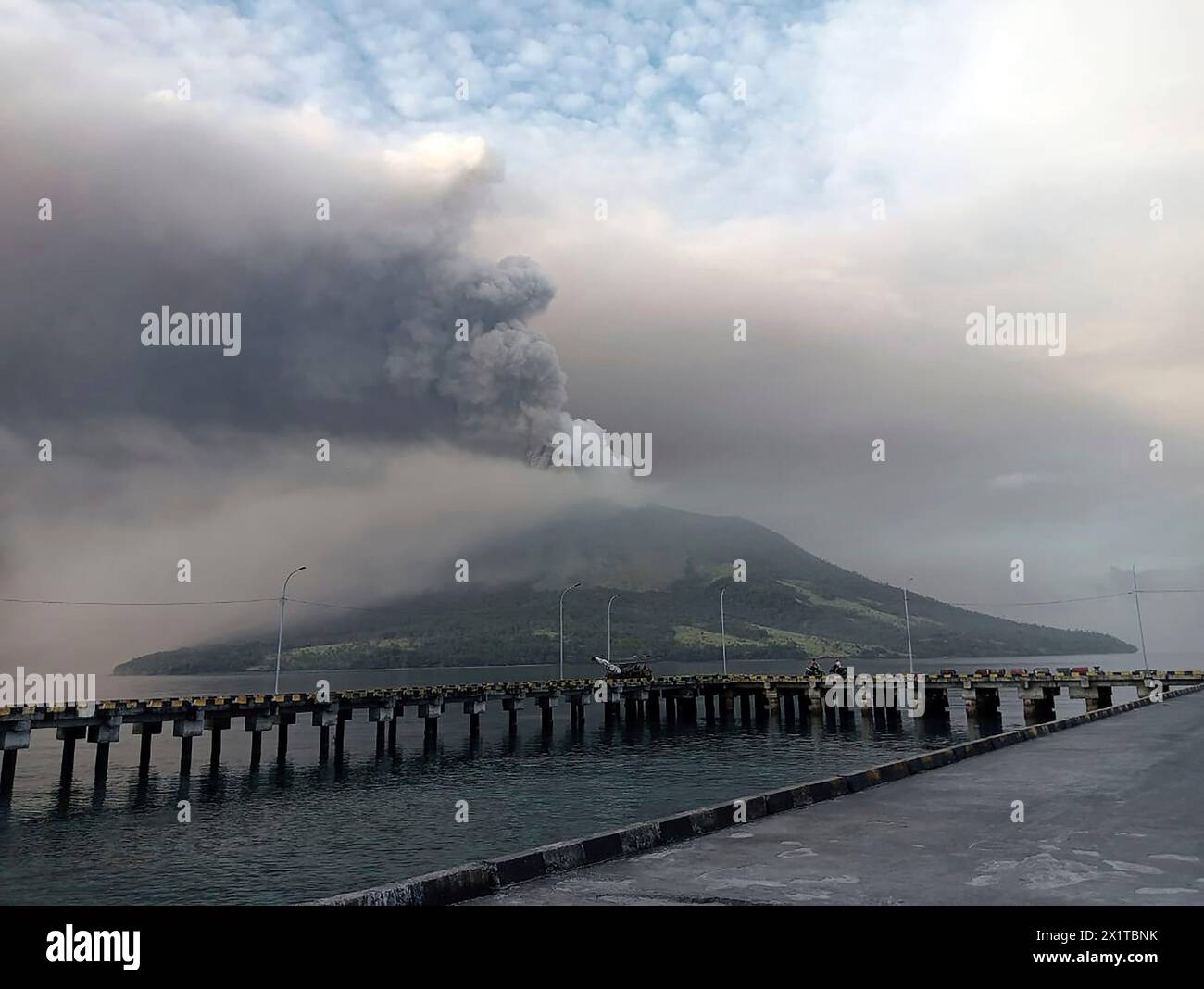 Mount Ruang volcano is seen during the eruption from Tagulandang island, Indonesia, Thursday, April 18, 2024. Indonesian authorities closed an airport and residents left homes near an erupting volcano Thursday due to the dangers of spreading ash, falling rocks, hot volcanic clouds and the possibility of a tsunami. (AP Photo/ Hendra Ambalao) Banque D'Images