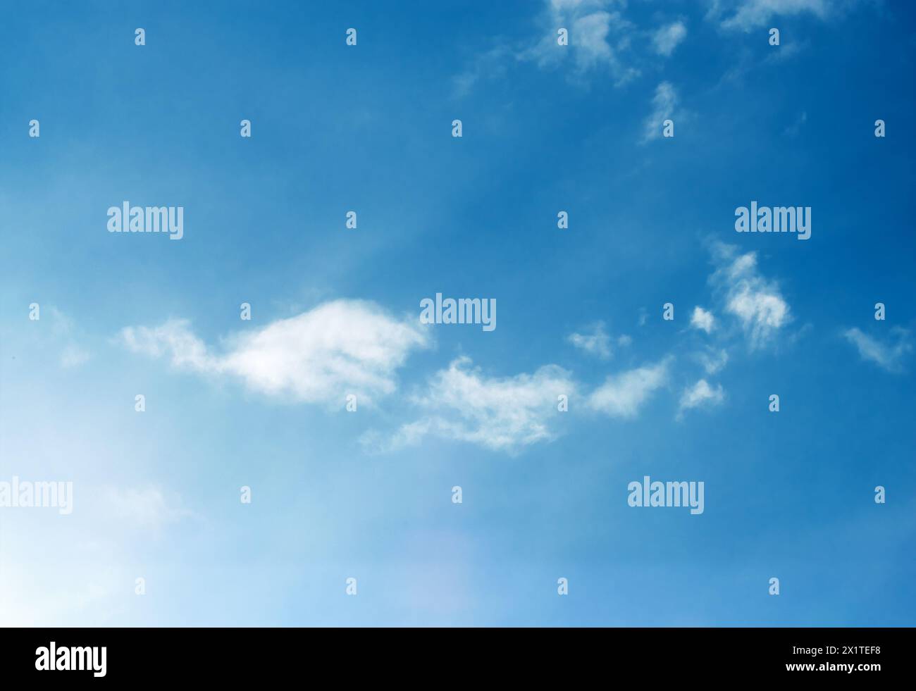 Ciel bleu clair avec des nuages doux Banque D'Images Ciel bleu clair avec des nuages doux Banque D'Images
