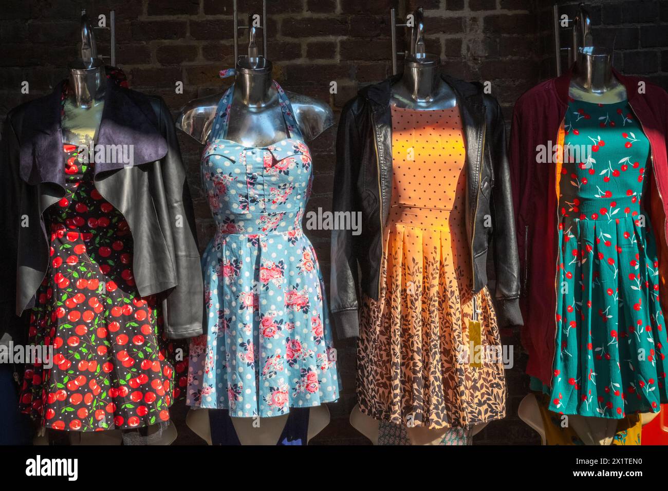 Vêtements de soleil féminins exposés au Camden Market à Londres, Royaume-Uni Banque D'Images