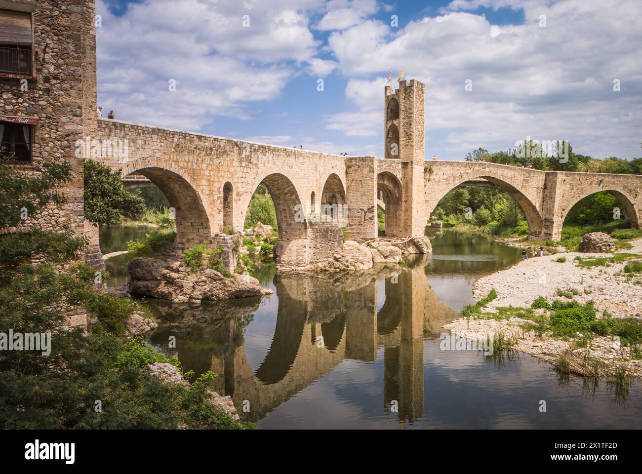 Réflexions de Besalu : le pont de pierre antique au milieu de l’étreinte de la nature (Catalogne, Espagne) Banque D'Images