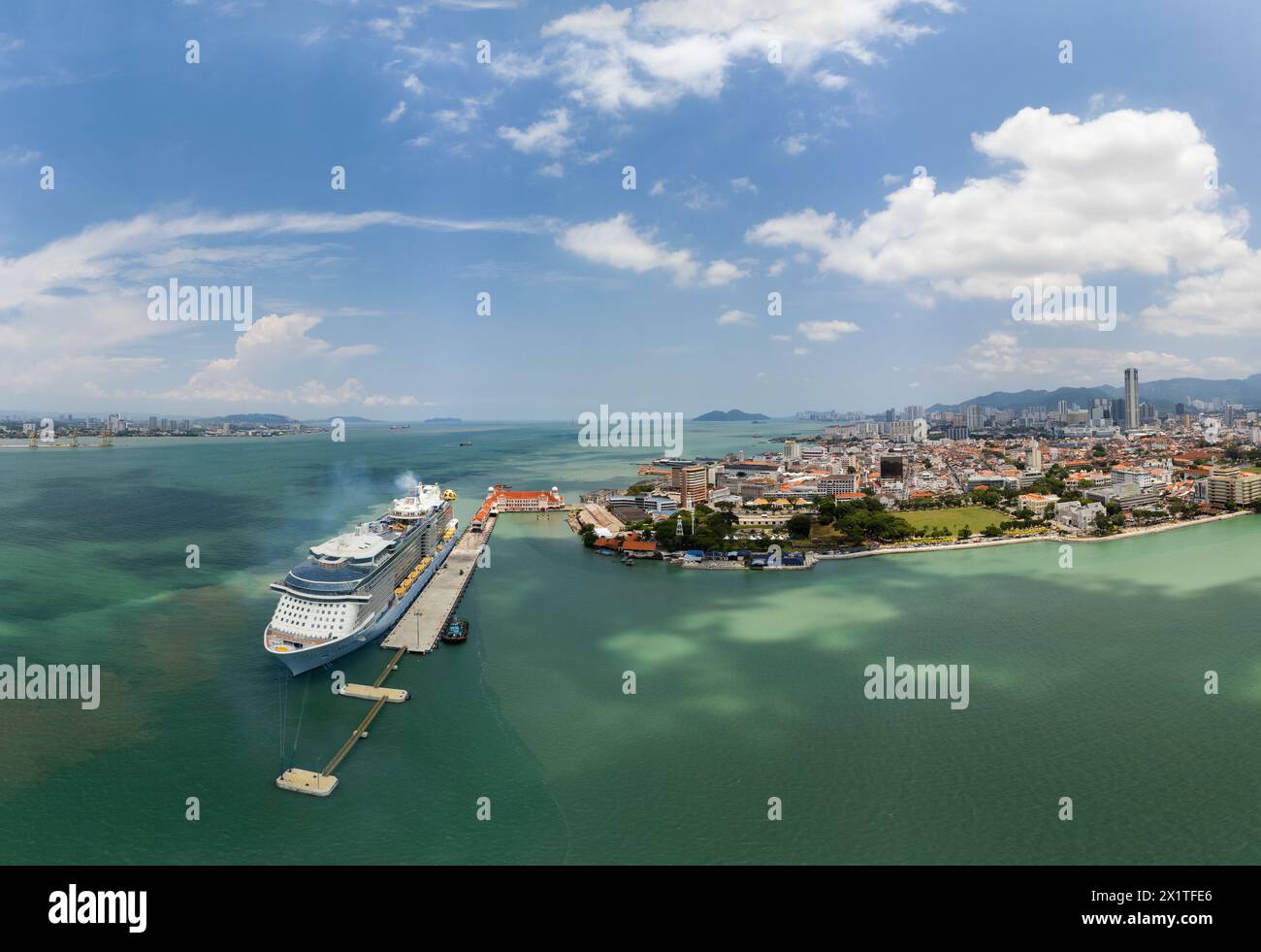 Georgetown, Malaisie - 13 août 2022 : vue aérienne d'un grand bateau de croisière ancré au terminal de croisière Swettenham Pier dans la ville historique de Georgetown Banque D'Images