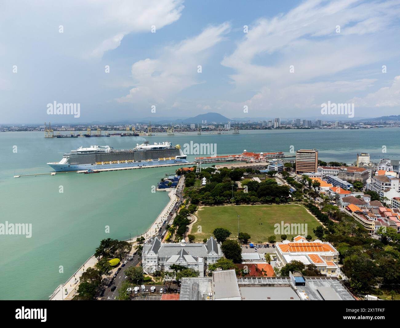 Georgetown, Malaisie - 13 août 2022 : vue aérienne d'un grand bateau de croisière ancré au terminal de croisière Swettenham Pier dans la ville historique de Georgetown Banque D'Images