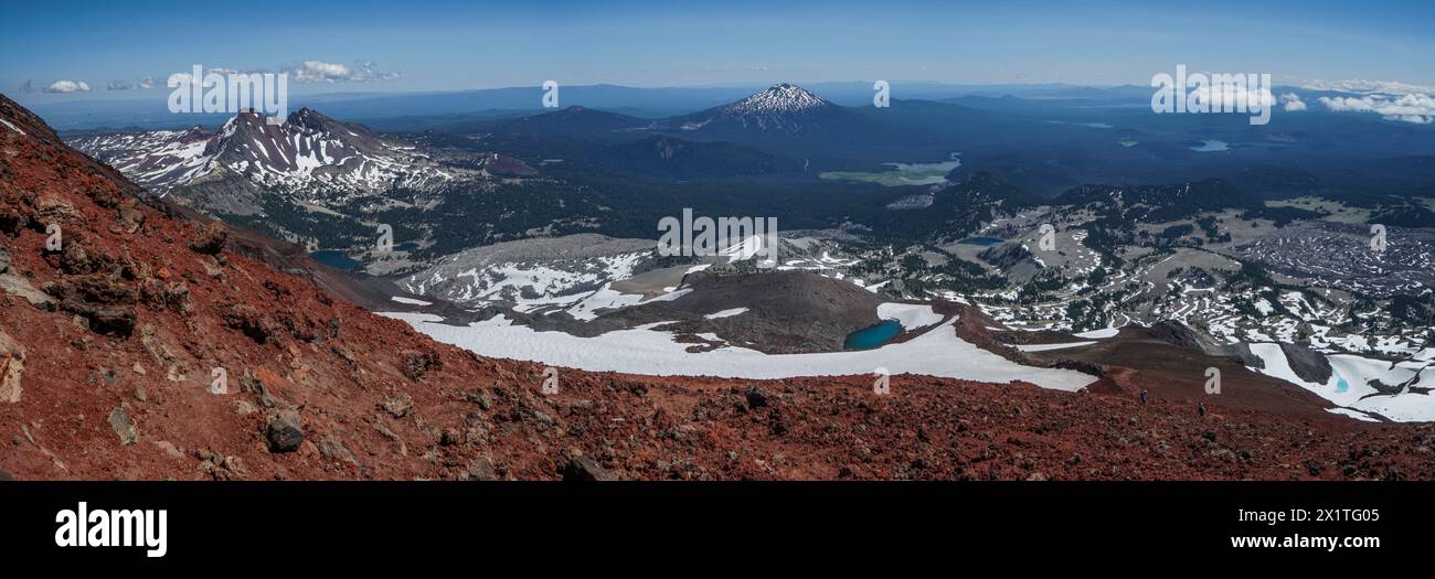 Pacific Crest Trail. Une chaîne de montagnes avec un lac au premier plan. Les montagnes sont couvertes de neige et le lac est bleu Banque D'Images