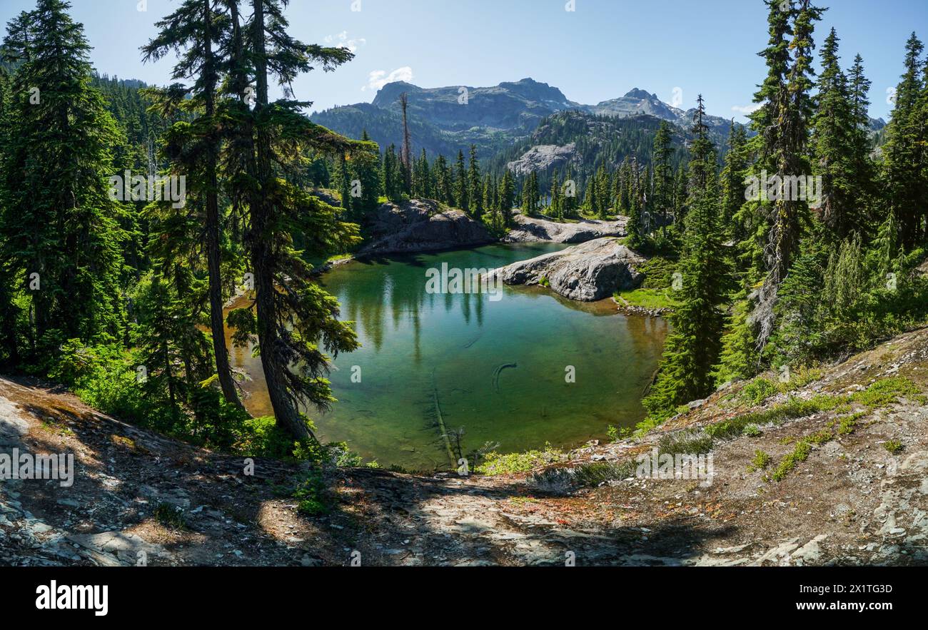 Pacific Crest Trail. Un beau lac entouré d'arbres et de montagnes. L'eau est claire et calme. La scène est paisible et sereine Banque D'Images