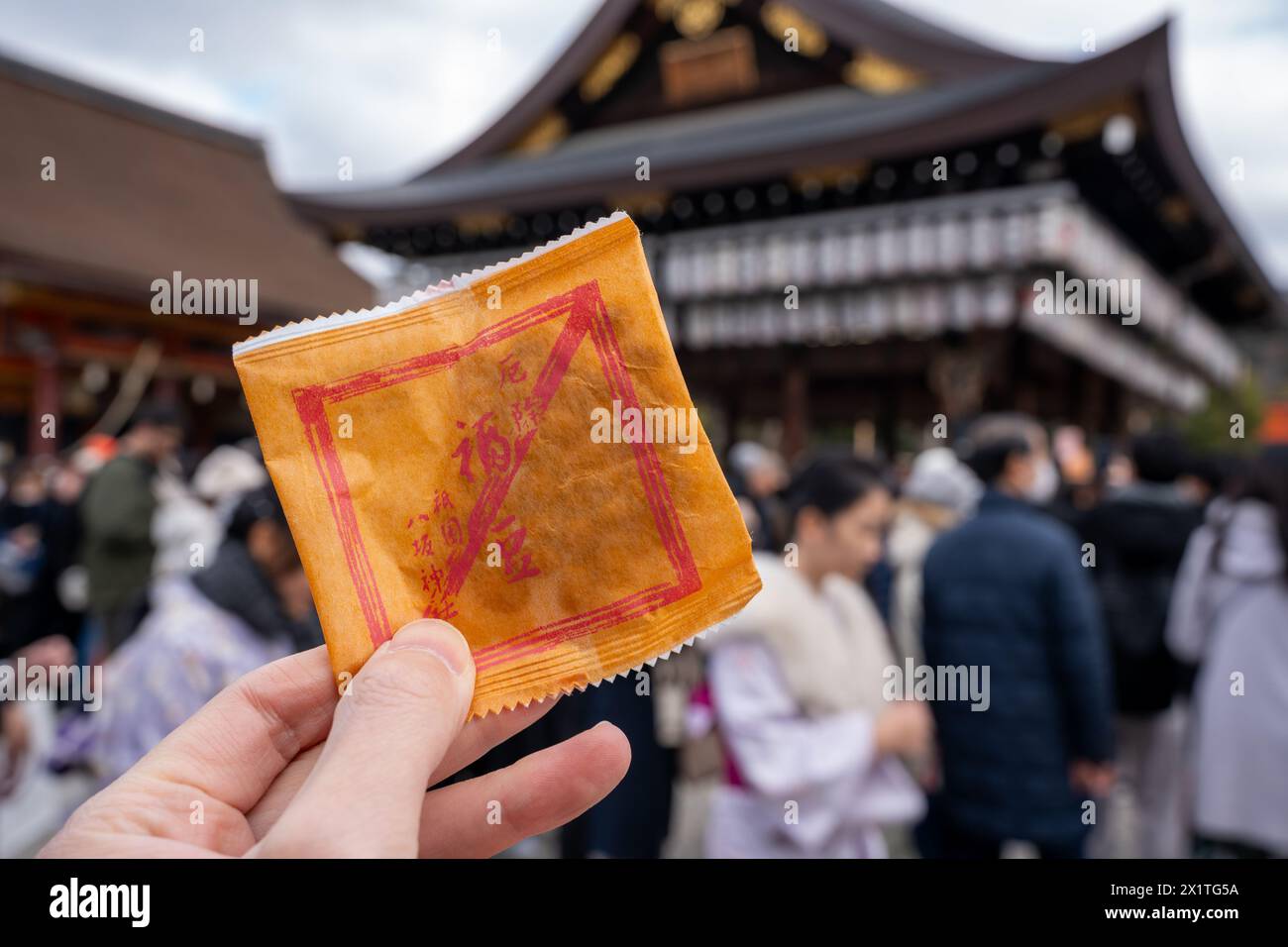 Kyoto, Japon - 2 février 2024 : Yasaka Shrine Setsubun Festival. Les haricots grillés Fortune 'fukumame'. Banque D'Images