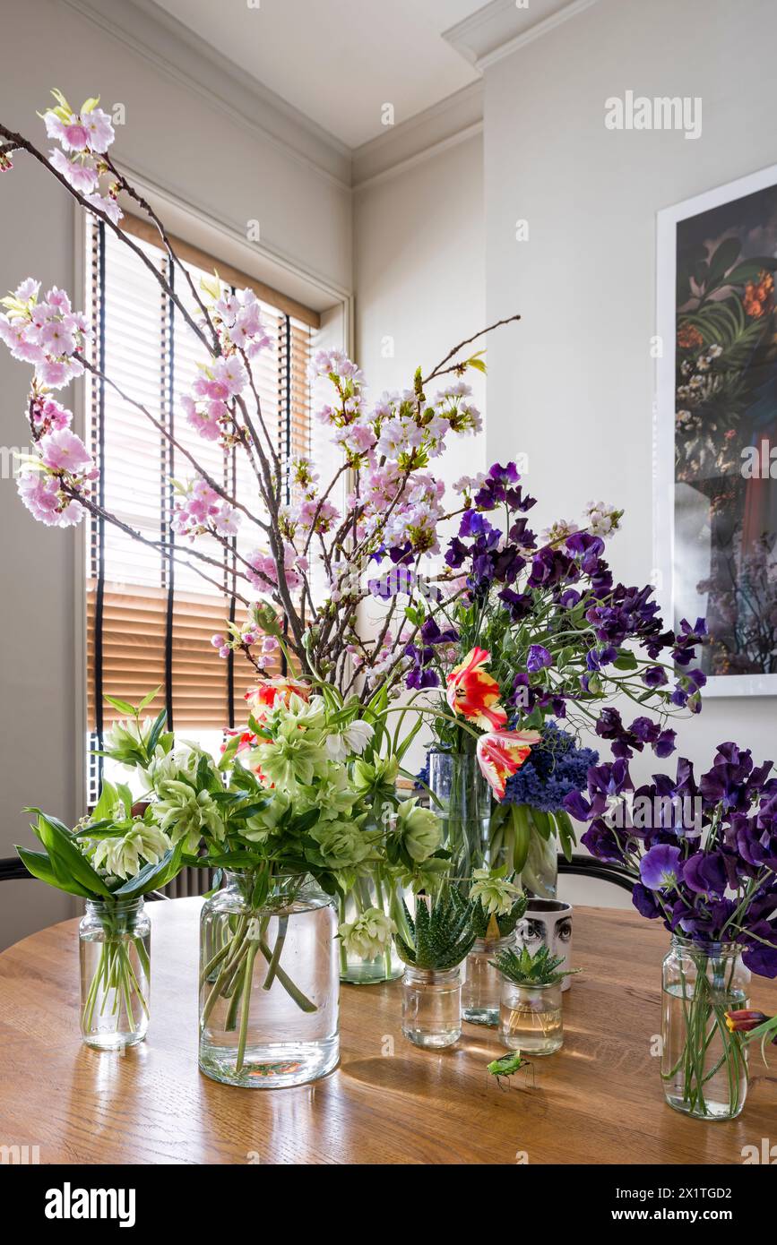 Arrangement de fleurs de printemps fraîches dans la maison de Chelsea, Londres, Royaume-Uni Banque D'Images