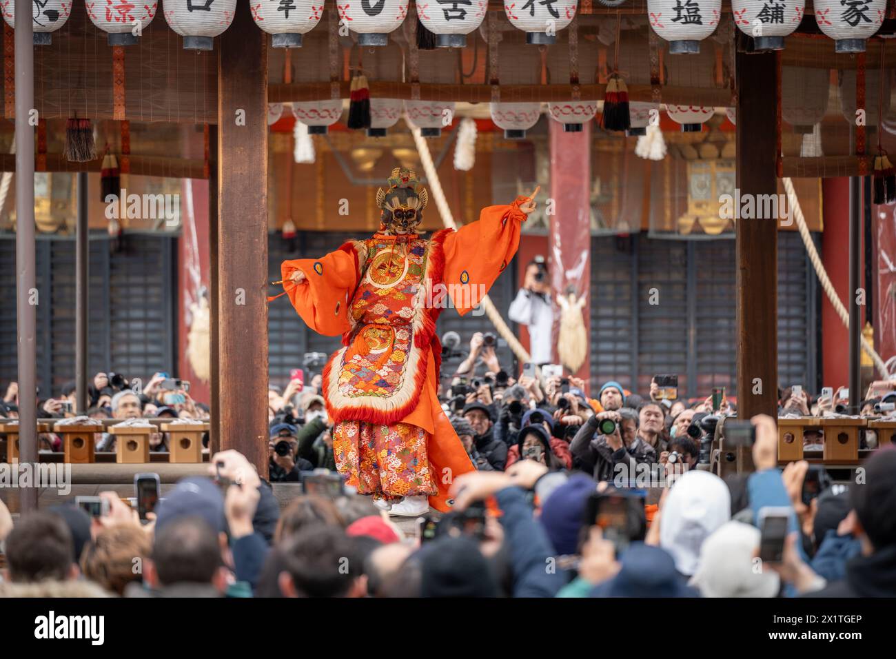 Kyoto, Japon - 2 février 2024 : Yasaka Shrine Setsubun Festival. Cérémonie traditionnelle japonaise du rituel shinto. Banque D'Images