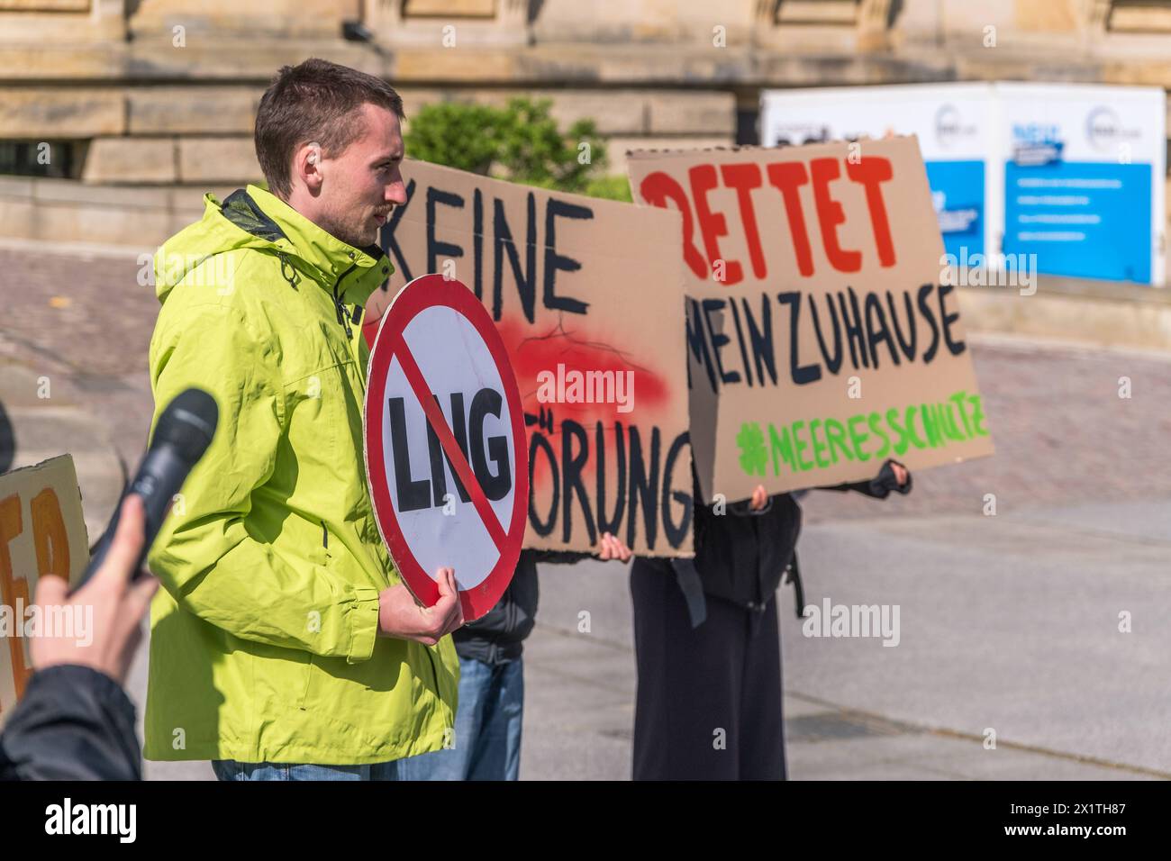 Gegen die Rechtmäßigkeit von LNG Infrastruktur vor Rügen Hat die DUH Deutsche Umwelthilfe und der Nabu Naturschutzbund Deutschland e.V. Klage eingereicht am 18.04.2024 wird im Bundesverwaltungsgericht verhandelt, ob der LNG Ausbau vor Rügen noch rechtfertigt ist. Mehrere Menschen versammelten sich dafür vor dem Gericht um auf die Klage hinzuweisen und zu demonstrieren. Klage LNG Bundesverwaltungsgericht *** DUH Deutsche Umwelthilfe et Nabu Naturschutzbund Deutschland e V ont intenté une action en justice contre la légalité de l'infrastructure GNL au large de Rügen le 18 avril 2024, devant la Cour administrative fédérale Banque D'Images