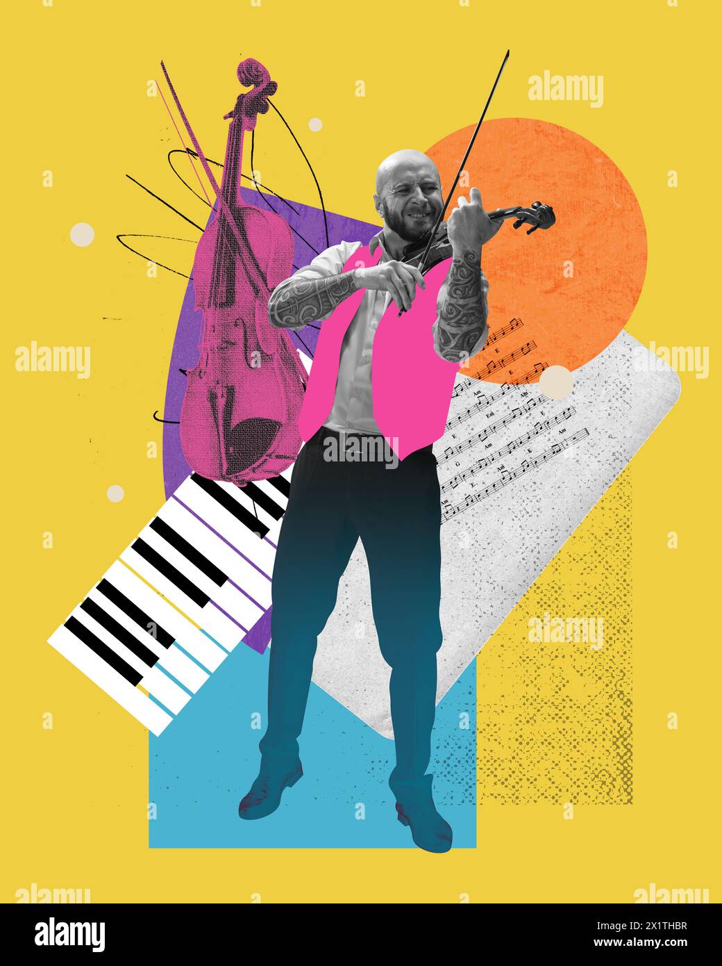 Homme chauve élégant avec des tatouages jouant du violon sur fond lumineux abstrait avec des notes. Collage d'art contemporain. Banque D'Images