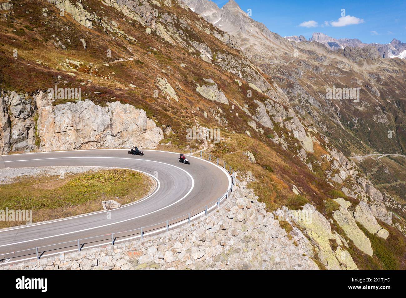 Sunsten Pass, Suisse : vue aérienne de motos circulant le long du col de Susten dans le canton d'Uri dans les alpes par une journée ensoleillée d'été en Suisse Banque D'Images