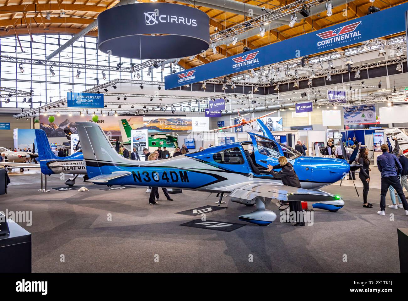 Cirrus SR22 Turbo. // Luftfahrtmesse AERO dans Friedrichshafen gestartet. Die AERO ist die internationale Leitmesse für die Allgemeine Luftfahrt, die Business Aviation und den Luftsport. 680 Aussteller aus 38 präsentieren Fluggeräte von der zivilen Drohne über Segelflugzeuge, Ultraleichtflugzeuge und Gyrocopter, Helikopter, Reise- und Trainingsflugzeuge mit Kolbenengine oder turboprop-Antrieb bis Hin zu Businessjets. // 17.04 2024 : Friedrichshafen, Baden-Württemberg, Deutschland *** Cirrus SR22 Turbo Aviation salon AERO commence à Friedrichshafen L'AERO est le principal commerce international fa Banque D'Images