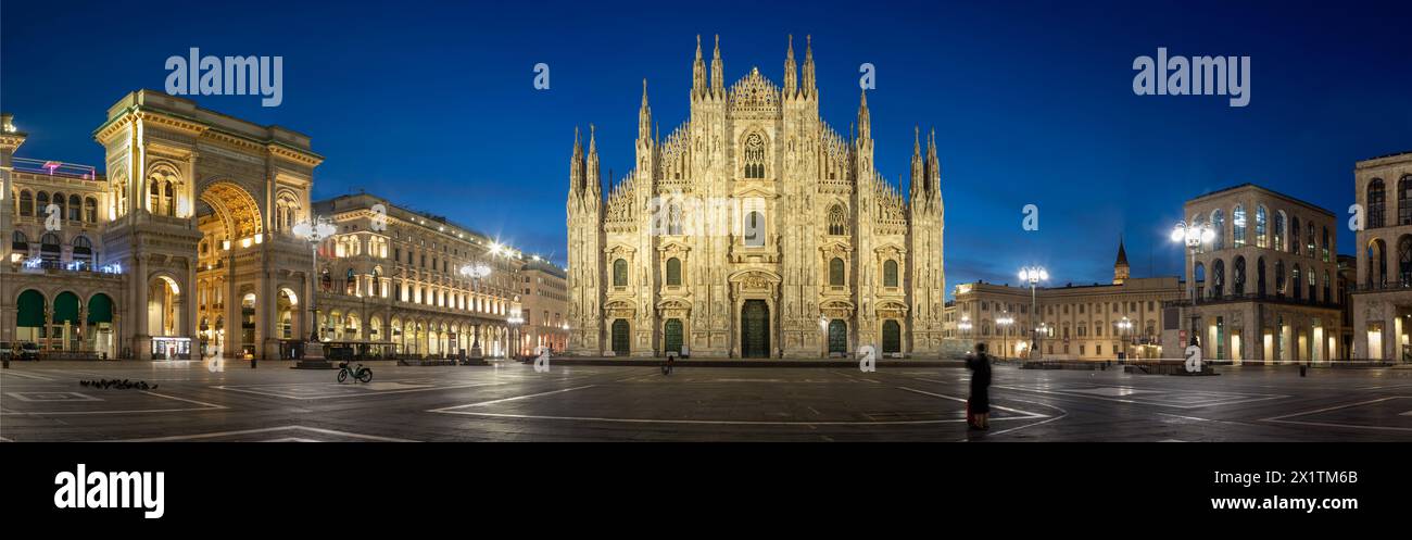 MILAN, ITALIE - 4 MARS 2024 : la place Piazza del Duomo avec la façade ouest du Duomo - cathédrale au crépuscule Banque D'Images