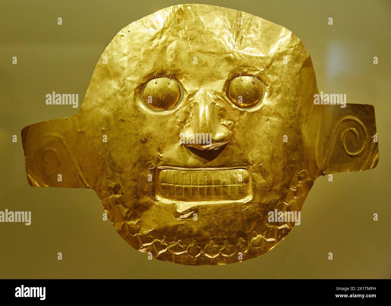 Masque doré, 200 a.C., Palmira, Valle del Cauca, Calima, Museo del Oro, Musée de l'or, Bogota, Cundinamarca, Colombie, Amérique du Sud. Banque D'Images