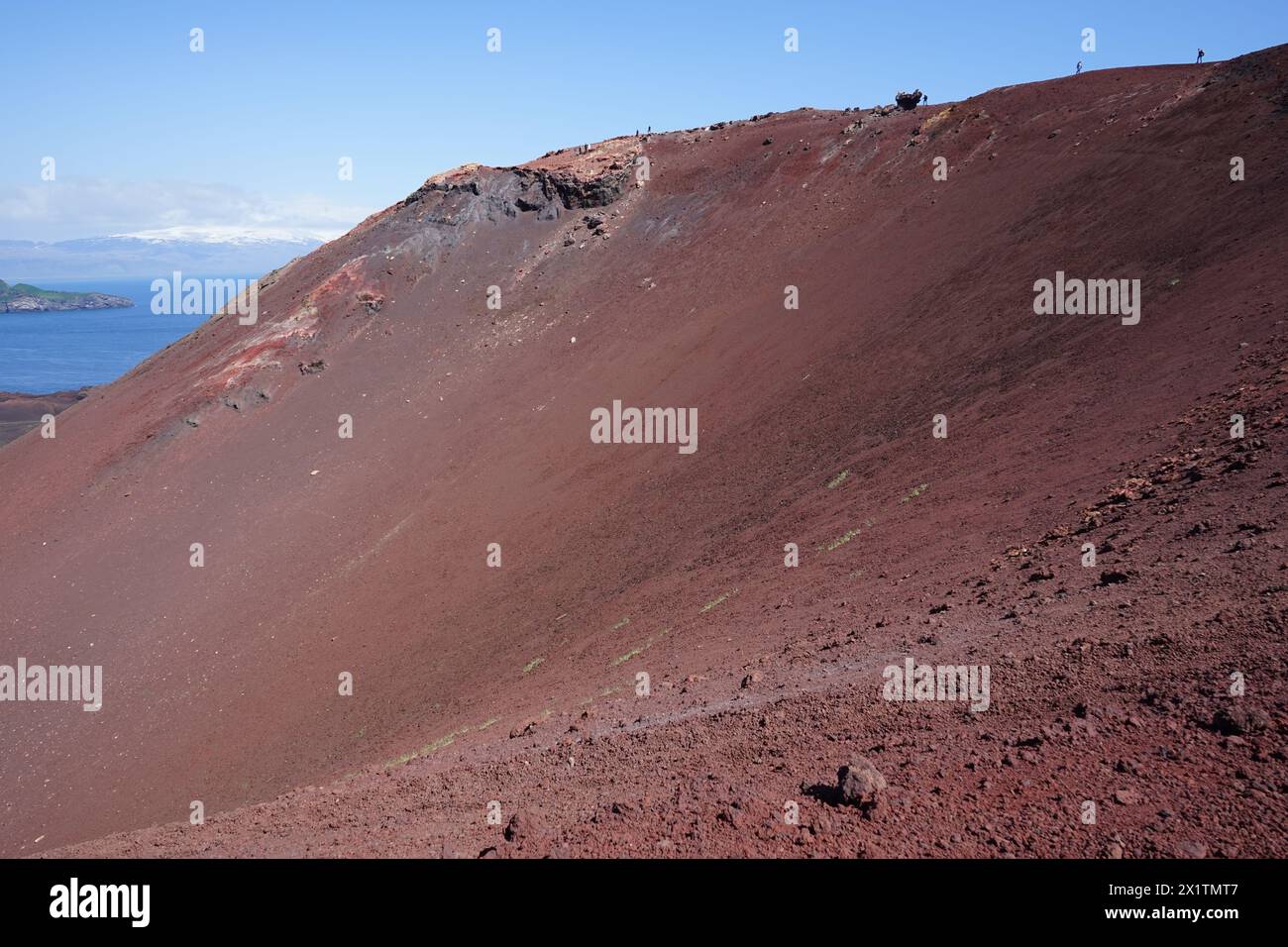 Le cône volcanique de la montagne Eldfell en Islande avec peu de gens sur son bord Banque D'Images