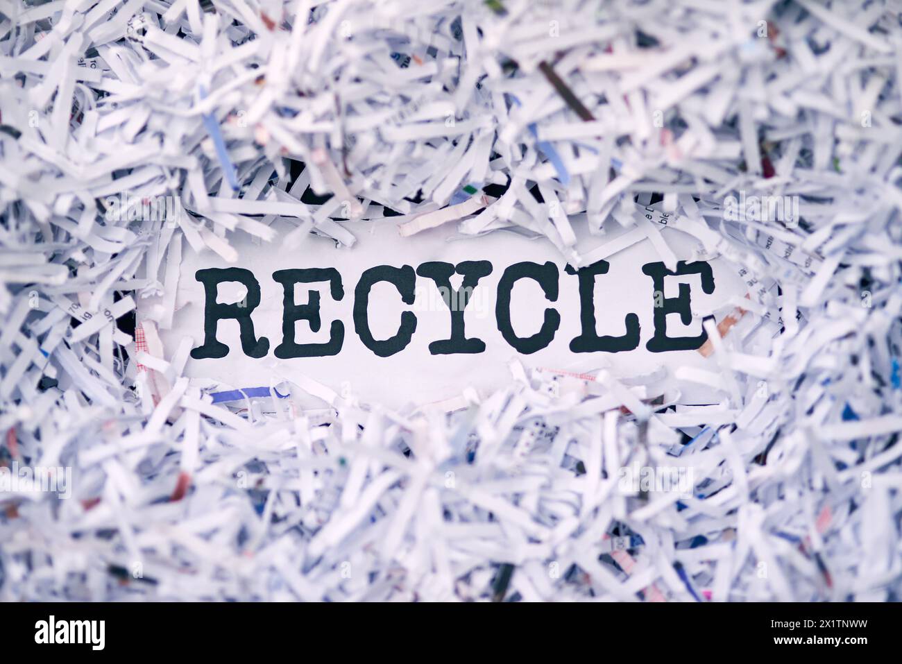 Déchiquetage, documents et poubelle pour recyclage en studio ou au bureau élimination des déchets ou du papier confidentiels. Lettre ou rapports, privé et top secret Banque D'Images