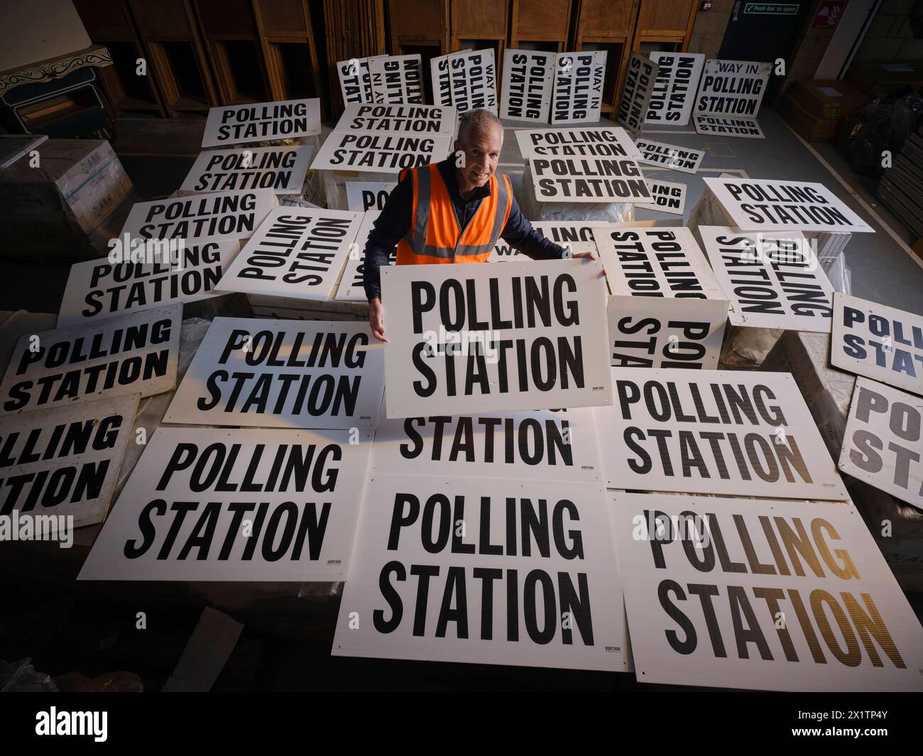 Rob Bates, fonctionnaire électoral de North Devon, trie les panneaux du bureau de scrutin en préparation des élections locales du 2 mai 2024 Banque D'Images