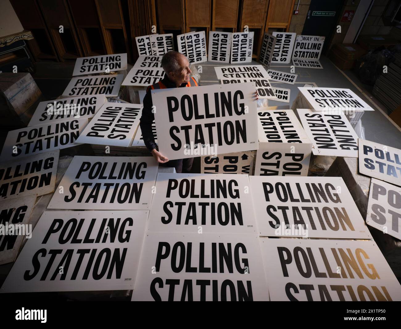 Rob Bates, fonctionnaire électoral de North Devon, trie les panneaux du bureau de scrutin en préparation des élections locales du 2 mai 2024 Banque D'Images
