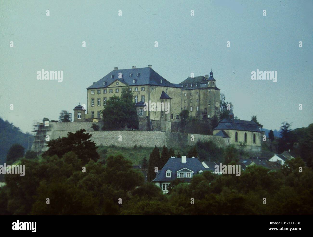 Blick auf das Schloss - die Burg Vianden auf ihrem Hoehenruecken ueber der Stadt an der our, gesehen waehrend einer Pressefahrt im Juli 2001 Schloss oder Burg Vianden *** vue du château de Vianden sur sa colline au-dessus de la ville sur la rivière Our, vu lors d'un voyage de presse en juillet 2001 Vianden Castle ou Burg Vianden Banque D'Images