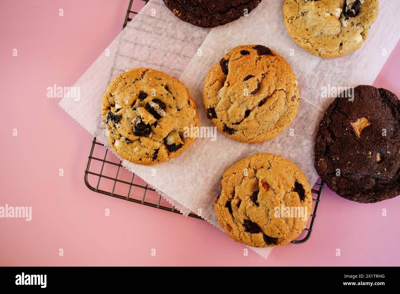 Biscuits moelleux aux pépites de chocolat faits maison avec verre de lait, mise au point sélective Banque D'Images