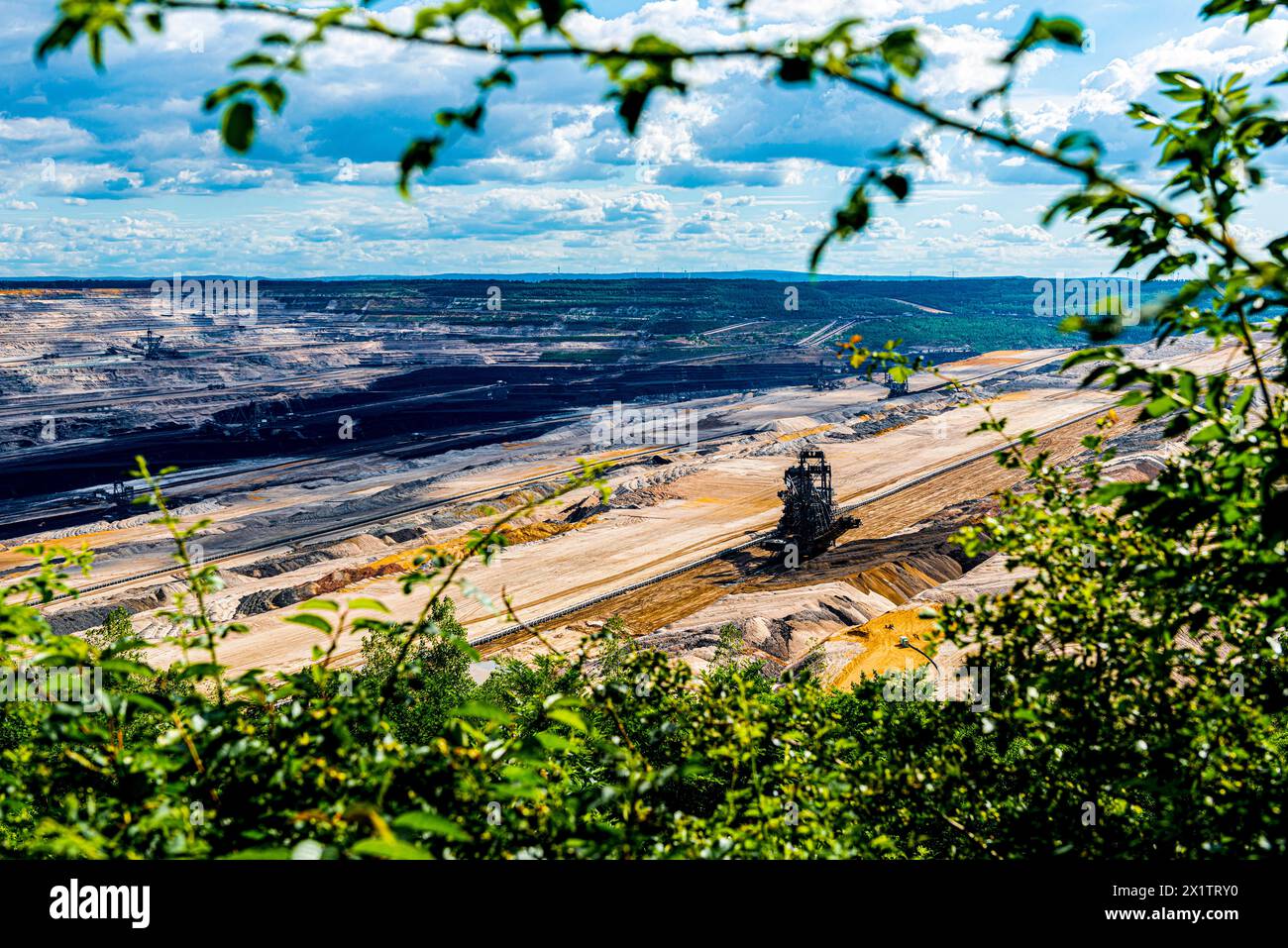 Mine de lignite de Hambach Tagebau la mine de lignite de Hambach et de charbon brun à ciel ouvert alimente une centrale électrique, mais est considérée comme évacuant beaucoup de carbone et de CO2. En temps de réchauffement climatique, cette méthode de production d'électricité est obsolète, beaucoup de gens croient. Aide à ce problème, les mines à fosse ouverte ont un impact énorme sur la gestion du paysage et de l'eau. Hambach, Allemagne. AM Tagebau, Niederzier Tagebau Hambach Nordrhein - Westphalen Allemagne Copyright : xGuidoxKoppesx Banque D'Images