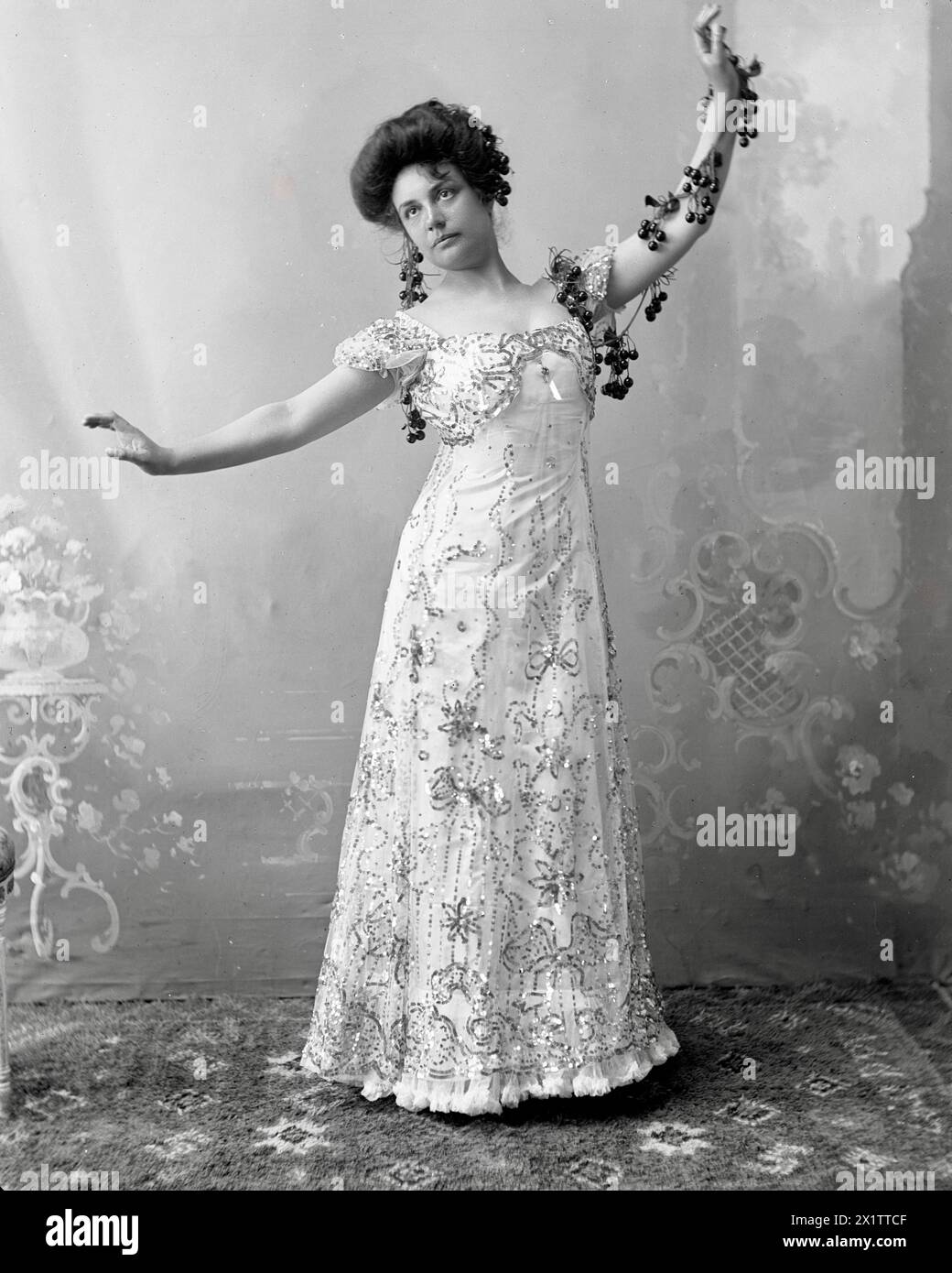 Anton Blomberg (photographe suédois) Ingeborg Sandberg (actrice/actrice suédoise) dans une performance inconnue - CA 1904 Banque D'Images