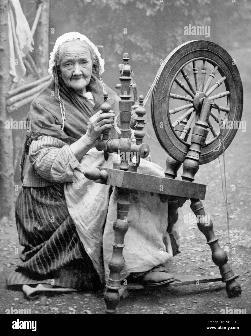 Une femme irlandaise âgée à une roue qui tourne - c1900 Banque D'Images