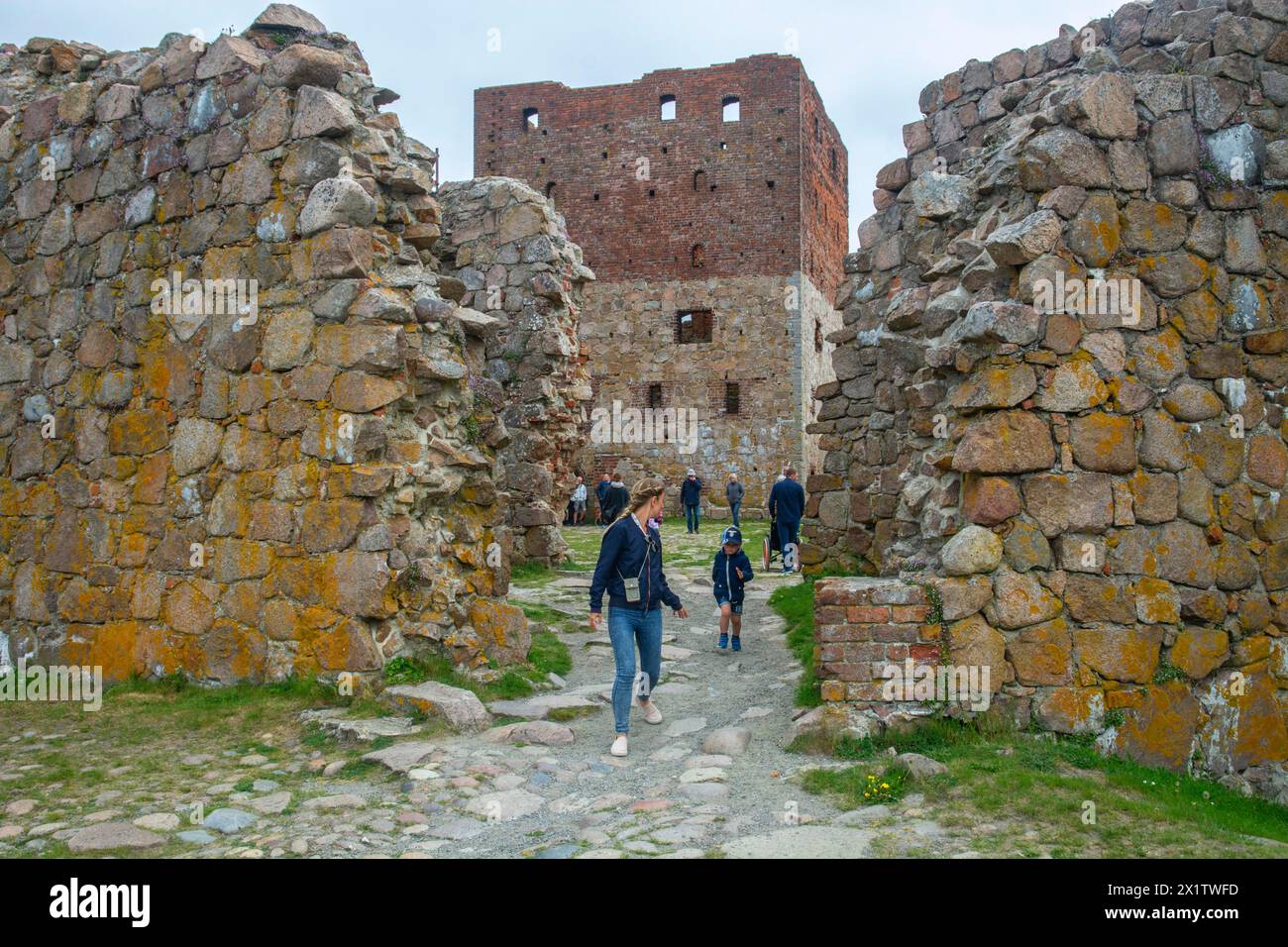 Touristes à Hammershus qui était la plus grande fortification médiévale de Scandinavie et est l'une des plus grandes fortifications médiévales en Europe du Nord. Banque D'Images